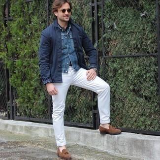 Какие джинсовые куртки носить с коричневыми лоферами мужчине в теплую погоду в стиле смарт-кэжуал: Джинсовая куртка в паре с белыми джинсами поможет выразить твою индивидуальность и выигрышно выделиться из общей массы. Если ты предпочитаешь смелые решения в своих луках, заверши этот коричневыми лоферами.