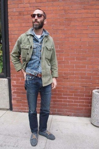 Какие джинсовые куртки носить с оливковой курткой-рубашкой за 40 лет мужчине осень: Составив лук из оливковой куртки-рубашки и джинсовой куртки, получим подходящий мужской лук для неофициальных встреч после работы. Такой образ несложно приспособить к повседневным нуждам, если надеть в паре с ним темно-синие топсайдеры из плотной ткани. Как по нам, так это здоровское решение в непогожий осенний день.