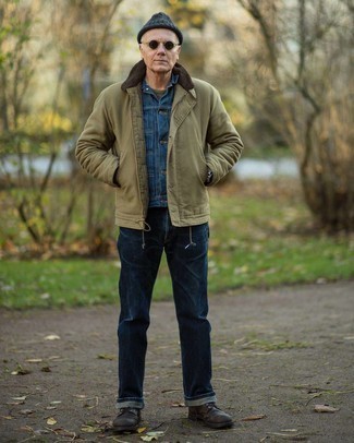 С чем носить джинсовую куртку за 50 лет мужчине в прохладную погоду: Если ты любишь одеваться по моде, чувствуя себя при этом комфортно и нескованно, стоит опробировать это сочетание джинсовой куртки и темно-синих джинсов. Почему бы не добавить в этот лук на каждый день чуточку утонченности с помощью темно-коричневых кожаных повседневных ботинок?