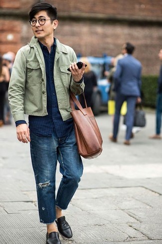 С чем носить синюю джинсовую рубашку в вертикальную полоску мужчине осень: Если ты ценишь удобство и практичность, синяя джинсовая рубашка в вертикальную полоску и темно-синие рваные джинсы — превосходный вариант для привлекательного мужского образа на каждый день. Хочешь привнести сюда немного строгости? Тогда в качестве обуви к этому ансамблю, выбери черные кожаные лоферы. Как по нам, так это крутая идея для межсезонного периода, когда погода становится прохладной.