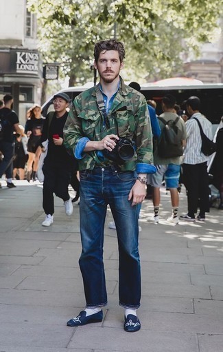 Как носить джинсовую рубашку с лоферами в 30 лет мужчине в теплую погоду: Джинсовая рубашка и темно-синие джинсы — отличный лук, если ты хочешь создать раскованный, но в то же время модный мужской лук. Дополнив ансамбль лоферами, получим потрясающий результат.