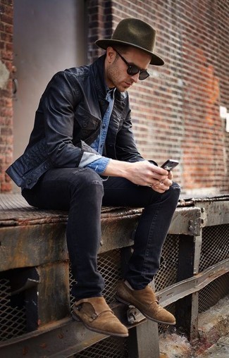 С чем носить темно-серые джинсы мужчине в теплую погоду в стиле кэжуал: Темно-синяя куртка-рубашка и темно-серые джинсы помогут составить нескучный и модный ансамбль. Преобразить ансамбль и добавить в него толику классики позволят светло-коричневые замшевые монки с двумя ремешками.