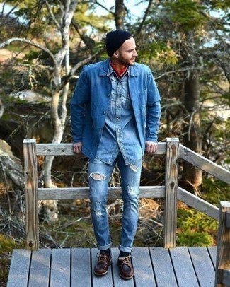 Какие джинсовые рубашки носить с голубыми джинсами мужчине весна в стиле кэжуал: Если ты делаешь ставку на комфорт и функциональность, джинсовая рубашка и голубые джинсы — классный выбор для расслабленного мужского лука на каждый день. Темно-коричневые кожаные топсайдеры выгодно дополнят этот ансамбль. Вне всякого сомнения, подобный образ будет выглядеть великолепно весной.