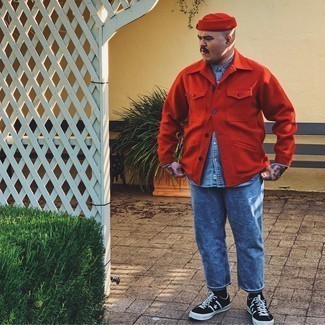 Какие джинсы носить с красной курткой-рубашкой в 30 лет мужчине в теплую погоду: Создав образ из красной куртки-рубашки и джинсов, можно уверенно отправляться на свидание с девушкой или мероприятие с приятелями в непринужденной обстановке. черно-белые низкие кеды из плотной ткани со звездами добавят облику непринужденности и дерзости.
