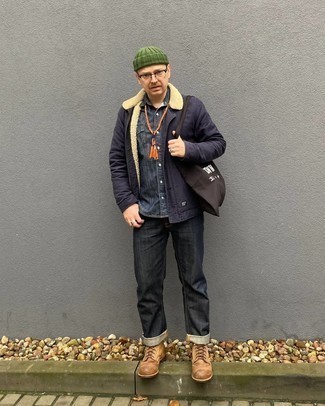 С чем носить зеленую шапку в 30 лет мужчине: Сочетание темно-синей куртки-рубашки и зеленой шапки - очень практично, и поэтому великолепно подойдет для создания беззаботного повседневного  образа. Если ты предпочитаешь смелые настроения в своих луках, заверши этот светло-коричневыми кожаными повседневными ботинками.