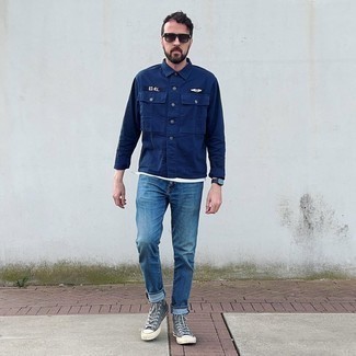 С чем носить синие джинсы мужчине осень: Удобное сочетание темно-синей куртки-рубашки и синих джинсов позволит выразить твой индивидуальный стиль и выгодно выделиться из общей массы. Если сочетание несочетаемого импонирует тебе не меньше, чем проверенная классика, дополни свой лук темно-серыми высокими кедами из плотной ткани. Такой лук несомненно полюбится тебе в межсезонье.