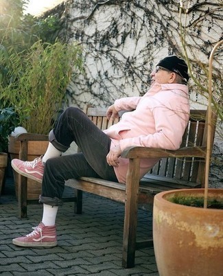С чем носить темно-серые джинсы за 60 лет мужчине: Розовая куртка-рубашка и темно-серые джинсы гармонично вписываются в гардероб самых взыскательных мужчин. Дополни ансамбль розовыми высокими кедами из плотной ткани, если боишься, что он получится слишком строгим.