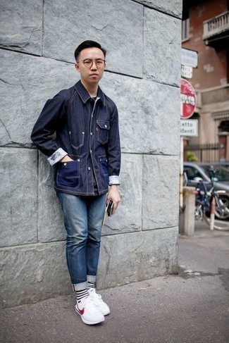 С чем носить бело-красные кроссовки в 30 лет мужчине осень в стиле кэжуал: Если ты ценишь удобство и функциональность, не обходи стороной дуэт темно-синей джинсовой куртки-рубашки и синих джинсов. Если подобный лук кажется тебе слишком смелым, сбалансируй его бело-красными кроссовками. Разве это не крутое решение на осень?