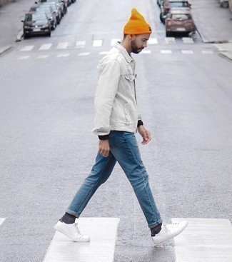 С чем носить оранжевую шапку в 30 лет мужчине: Если в одежде ты ценишь комфорт и практичность, белая джинсовая куртка-рубашка и оранжевая шапка — превосходный вариант для привлекательного мужского образа на каждый день. Дополнив лук белыми низкими кедами из плотной ткани, получим занятный результат.