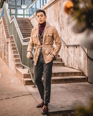 С чем носить монки в теплую погоду в деловом стиле: Комбо из светло-коричневой куртки-рубашки и темно-серых шерстяных классических брюк поможет воплотить строгий деловой стиль. Пара монок свяжет образ воедино.