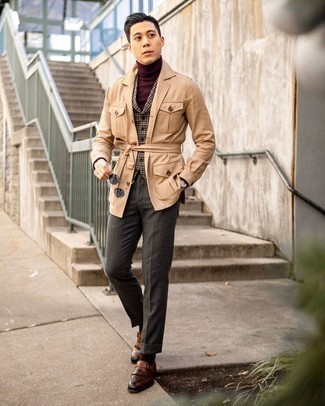 С чем носить табачный жилет в 20 лет: Сочетание табачного жилета и темно-серых шерстяных классических брюк — великолепный пример строгого мужского стиля. Если ты предпочитаешь более практичную обувь, лучше остановить свой выбор на коричневых кожаных монках.