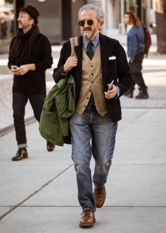 С чем носить темно-зеленую куртку за 50 лет мужчине осень в деловом стиле: Несмотря на свою легкость, лук из темно-зеленой куртки и темно-серых джинсов неизменно нравится джентльменам, неизбежно покоряя при этом дамские сердца. Думаешь сделать ансамбль немного элегантнее? Тогда в качестве дополнения к этому ансамблю, стоит выбрать коричневые кожаные туфли дерби. Это стильный лук, который отлично подойдет для прохладной осенней погоды.