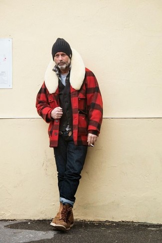 С чем носить коричневые рабочие ботинки за 60 лет мужчине в прохладную погоду: Как видишь, красно-черная куртка-рубашка в клетку смотрится отлично в тандеме с черными джинсами. Поклонники незаезженных сочетаний могут закончить лук коричневыми рабочими ботинками.