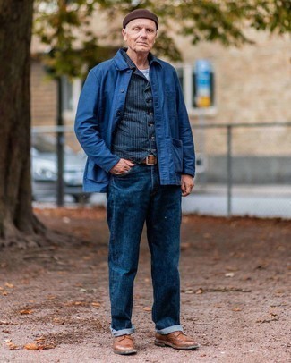 Как носить темно-синие джинсы с коричневыми кожаными брогами в теплую погоду в стиле смарт-кэжуал: Темно-синяя куртка-рубашка и темно-синие джинсы — обязательные вещи в гардеробе стильного жителя мегаполиса. Любишь экспериментировать? Закончи образ коричневыми кожаными брогами.