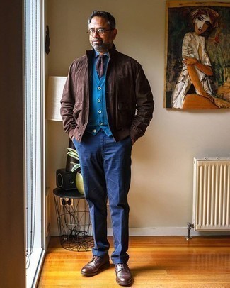 С чем носить синий кардиган за 50 лет мужчине в деловом стиле: Для воплощения изысканного мужского вечернего лука идеально подойдет синий кардиган и темно-синие классические брюки. Чудесно сюда подходят темно-коричневые кожаные туфли дерби.