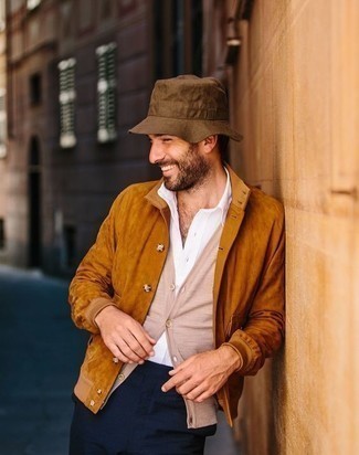 Как носить коричневую куртку-рубашку с бежевым кардиганом мужчине: Коричневая куртка-рубашка в паре с бежевым кардиганом может стать замечательным луком для офиса.