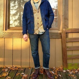 С чем носить темно-синюю джинсовую куртку-рубашку мужчине осень в стиле смарт-кэжуал: Если в одежде ты ценишь удобство и функциональность, обрати внимание на такое сочетание темно-синей джинсовой куртки-рубашки и темно-синих джинсов. Пара темно-красных кожаных повседневных ботинок чудесно подходит к остальным составляющим лука. С таким луком в своем гардеробе, ты всегда будешь выглядеть образцово-показательно, несмотря на портящуюся погоду.
