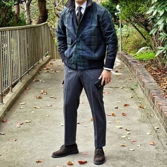 С чем носить коричневый галстук в 30 лет мужчине весна в стиле смарт-кэжуал: Темно-синяя куртка-рубашка в шотландскую клетку в сочетании с коричневым галстуком позволит создать выразительный мужской образ. Что же до обуви, закончи лук темно-коричневыми замшевыми брогами. Когда зимнее время года уходит и сменяется более теплой погодой, мы снимаем с себя слои теплой зимней одежды и хотим выглядеть по-весеннему притягательно и модно,. Подобное сочетание послужит прекрасным источником стильного вдохновения.