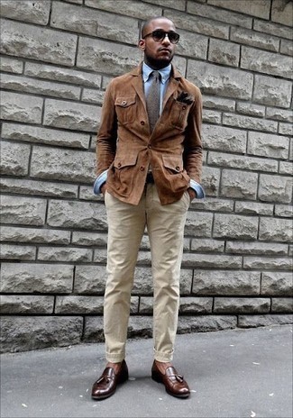 Как носить коричневые кожаные лоферы с светло-коричневыми брюками чинос в 30 лет: Если ты из той категории парней, которые любят выглядеть с иголочки, тебе полюбится сочетание коричневой замшевой куртки-рубашки и светло-коричневых брюк чинос. В сочетании с коричневыми кожаными лоферами такой ансамбль смотрится особенно выигрышно.