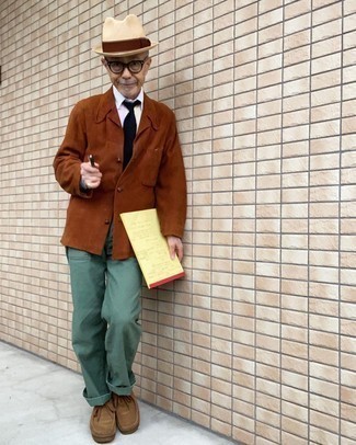 С чем носить коричневую куртку-рубашку за 60 лет мужчине в стиле смарт-кэжуал: Коричневая куртка-рубашка в сочетании с темно-зелеными брюками чинос чудесно подойдет для офиса. В тандеме с этим луком наиболее выгодно смотрятся коричневые замшевые ботинки дезерты.
