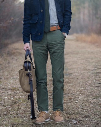 С чем носить светло-коричневый портфель в 30 лет весна: Если в одежде ты делаешь ставку на комфорт и функциональность, темно-синяя шерстяная куртка-рубашка и светло-коричневый портфель — отличный вариант для модного повседневного мужского ансамбля. Любители модных экспериментов могут дополнить ансамбль светло-коричневыми замшевыми туфлями дерби, тем самым добавив в него толику строгости. Это сочетание одежды прекрасно подойдет для того времени, когда зима уходит и сменяется в весенне-осенний период.