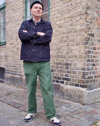 С чем носить кроссовки за 50 лет мужчине в стиле смарт-кэжуал: Темно-синяя джинсовая куртка-рубашка в сочетании с зелеными брюками чинос идеально подходит для рабочего дня в офисе. Заверши образ кроссовками, если не хочешь, чтобы он получился слишком строгим.