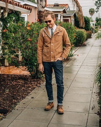 С чем носить бежевую куртку-рубашку в 30 лет мужчине в теплую погоду в стиле смарт-кэжуал: Бежевая куртка-рубашка и темно-синие джинсы — отличный выбор, если ты хочешь создать простой, но в то же время модный мужской образ. Коричневые замшевые повседневные ботинки — великолепный вариант, чтобы дополнить лук.
