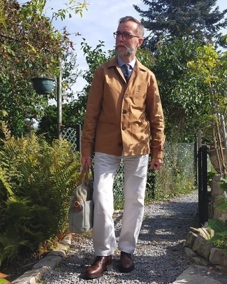 С чем носить бежевую куртку-рубашку за 50 лет мужчине весна: Бежевая куртка-рубашка и белые джинсы прочно закрепились в гардеробе современных парней, позволяя создавать яркие и функциональные луки. Пара темно-коричневых кожаных повседневных ботинок великолепно подойдет к остальным вещам из ансамбля. Когда зимняя пора сменяется более теплыми деньками, мы убираем подальше тяжелые шубы и толстые куртки и начинаем поиски свежих и модных весенних тенденций. Такой лук будет замечательным вдохновением.
