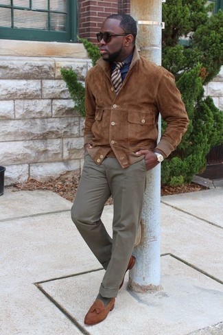 Модный лук: коричневая замшевая куртка-рубашка, темно-синяя классическая рубашка из шамбре, серые классические брюки, коричневые замшевые лоферы с кисточками