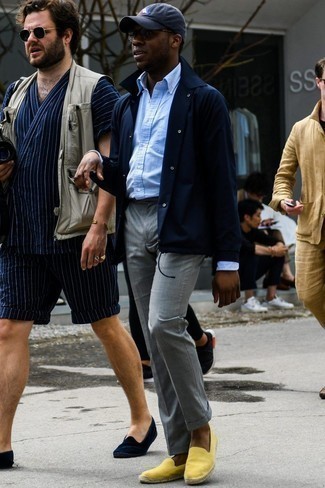 Какие эспадрильи носить с темно-серыми классическими брюками в 30 лет мужчине: Несмотря на то, что это достаточно выдержанный лук, тандем темно-синей куртки-рубашки и темно-серых классических брюк всегда будет по вкусу стильным мужчинам, покоряя при этом сердца прекрасных дам. Чтобы образ не получился слишком претенциозным, можешь дополнить его эспадрильями.
