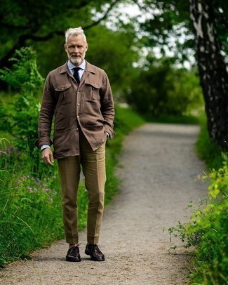 Какие туфли дерби носить с темно-зелеными классическими брюками за 50 лет в деловом стиле: Коричневая куртка-рубашка в паре с темно-зелеными классическими брюками позволит составить модный и привлекательный лук. Вкупе с этим луком прекрасно будут смотреться туфли дерби.
