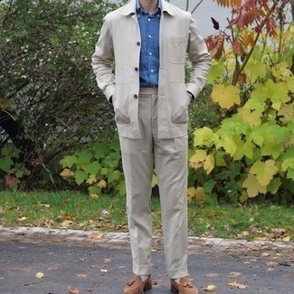 Какие куртки-рубашки носить с темно-синей классической рубашкой в 30 лет мужчине весна: Куртка-рубашка в паре с темно-синей классической рубашкой поможет создать выразительный мужской лук. Думаешь привнести в этот образ немного утонченности? Тогда в качестве обуви к этому луку, стоит обратить внимание на коричневые замшевые лоферы с кисточками. Когда холодная пора сменяется в весенне-осенний период, всегда хочется выделяться, излучать силу и уверенность и заряжать позитивом. Такой лук уж точно в этом поможет.