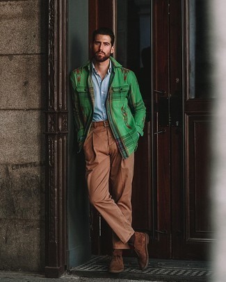 С чем носить зеленую куртку-рубашку с принтом мужчине весна: Зеленая куртка-рубашка с принтом и табачные классические брюки помогут создать эффектный мужской лук. Если сочетание несочетаемого импонирует тебе не меньше, чем проверенная классика, заверши этот лук коричневыми замшевыми ботинками дезертами. Этот образ отлично подойдет для переменчивой весенней погоды.