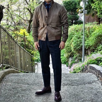 Модный лук: коричневая куртка-рубашка, синяя классическая рубашка из шамбре, темно-синие классические брюки, темно-красные кожаные повседневные ботинки