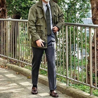 С чем носить оливковую куртку-рубашку мужчине в деловом стиле: Оливковая куртка-рубашка и темно-серые классические брюки — великолепный образ для мероприятия в фешенебельном заведении. Коричневые кожаные лоферы с кисточками — идеальный вариант, чтобы дополнить образ.