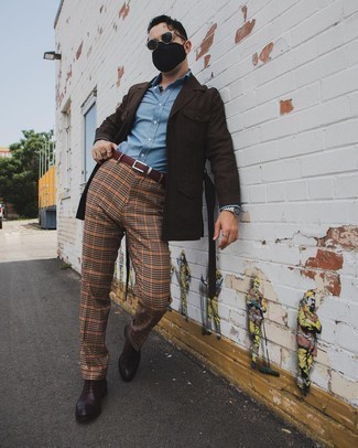 Какие оксфорды носить с горчичными классическими брюками в 30 лет: Темно-коричневая куртка-рубашка в паре с горчичными классическими брюками поможет создать модный и мужественный образ. Вкупе с этим луком органично будут смотреться оксфорды.
