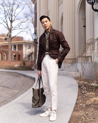 Модный лук: темно-коричневая куртка-рубашка, оливковая классическая рубашка, белые классические брюки, белые низкие кеды из плотной ткани