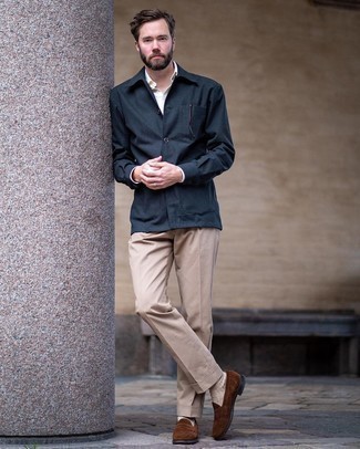 С чем носить светло-коричневые классические брюки в 30 лет мужчине в теплую погоду: Темно-синяя куртка-рубашка и светло-коричневые классические брюки — обязательные вещи в деловом мужском гардеробе. Очень уместно здесь выглядят коричневые замшевые лоферы.