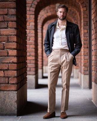 С чем носить куртку-рубашку мужчине в деловом стиле: Куртка-рубашка и светло-коричневые классические брюки — замечательный пример строгого мужского стиля. Очень кстати здесь выглядят коричневые замшевые лоферы.