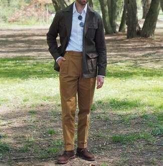 Какие классические брюки носить с темно-бирюзовой курткой-рубашкой мужчине: Темно-бирюзовая куртка-рубашка и классические брюки позволят создать изысканный мужской лук. Темно-коричневые замшевые броги неплохо дополнят этот образ.