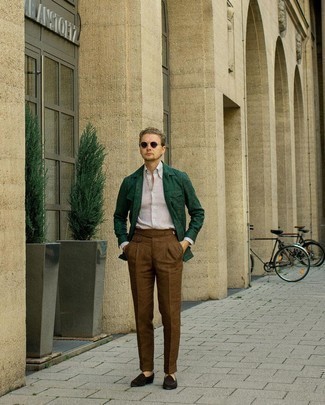 С чем носить темно-зеленую льняную куртку-рубашку мужчине в деловом стиле: Несмотря на то, что это классический лук, дуэт темно-зеленой льняной куртки-рубашки и коричневых классических брюк является неизменным выбором современных джентльменов, пленяя при этом сердца прекрасных дам. Вместе с этим образом гармонично будут выглядеть темно-коричневые замшевые лоферы.