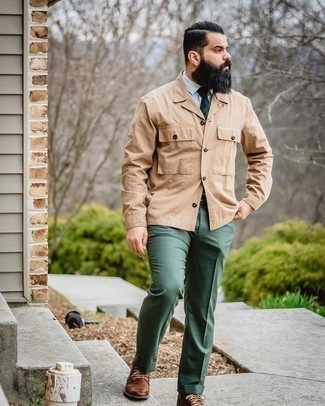 Какие куртки-рубашки носить с табачными туфлями дерби в 30 лет осень в деловом стиле: Куртка-рубашка смотрится стильно в тандеме с темно-зелеными классическими брюками. Табачные туфли дерби стильно впишутся в лук. Бери на заметку этот лук, если хочешь осенью выглядеть стильно и необычно.