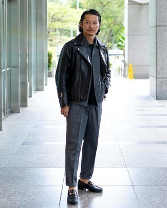 Как носить серые классические брюки с черными кожаными лоферами мужчине: Серая куртка-рубашка и серые классические брюки — обязательные вещи в строгом мужском гардеробе. Черные кожаные лоферы — прекрасный выбор, чтобы дополнить лук.