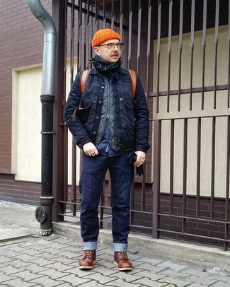 С чем носить оранжевую шапку мужчине: Если в одежде ты делаешь ставку на удобство и функциональность, темно-синяя куртка-рубашка и оранжевая шапка — хороший выбор для расслабленного мужского образа на каждый день. Такой образ легко получает новое прочтение в тандеме с коричневыми кожаными повседневными ботинками.