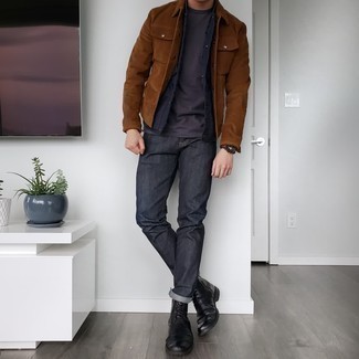 С чем носить коричневую вельветовую куртку-рубашку в 30 лет мужчине в прохладную погоду: Примерь на себя сочетание коричневой вельветовой куртки-рубашки и темно-серых джинсов, и ты получишь стильный расслабленный мужской образ, который подходит для повседневной носки. Вкупе с этим образом органично смотрятся черные кожаные повседневные ботинки.