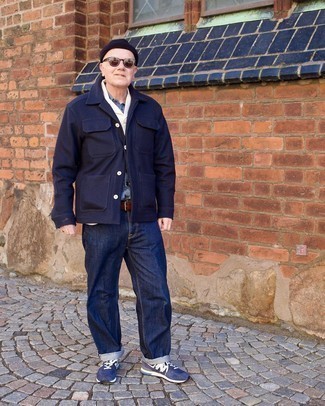 С чем носить кроссовки за 50 лет мужчине в стиле смарт-кэжуал: Белая куртка-рубашка и темно-синие джинсы — необходимые элементы современного мужского гардероба. Кроссовки позволят сделать образ не таким формальным.
