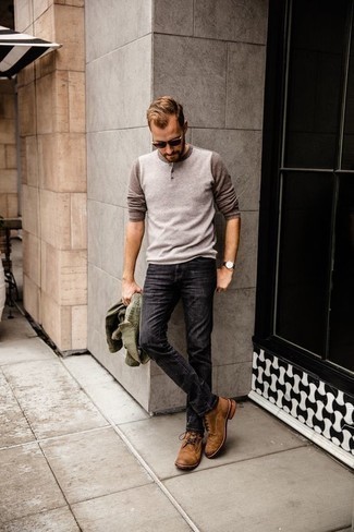 Как носить темно-серые джинсы с табачными кожаными повседневными ботинками мужчине осень: Оливковая куртка-рубашка и темно-серые джинсы прочно закрепились в гардеробе современных парней, позволяя создавать запоминающиеся и стильные образы. Что же до обуви, табачные кожаные повседневные ботинки — самый удачный вариант. Когда ты одет эффектно и необычно, справиться с осенним авитаминозом намного легче.