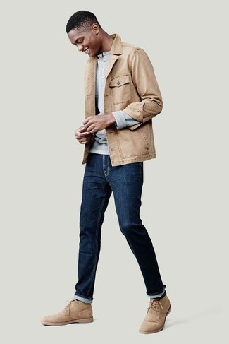 Какие ботинки дезерты носить с светло-коричневой курткой-рубашкой в 20 лет в теплую погоду: Несмотря на то, что это достаточно простой образ, лук из светло-коричневой куртки-рубашки и темно-синих джинсов приходится по вкусу стильным мужчинам, а также покоряет сердца прекрасных дам. В паре с этим образом выигрышно выглядят ботинки дезерты.