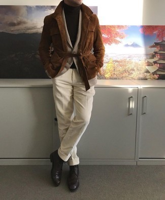 С чем носить светло-коричневый шерстяной пиджак мужчине: Светло-коричневый шерстяной пиджак в паре с бежевыми вельветовыми классическими брюками позволит создать стильный и привлекательный образ. Такой ансамбль легко адаптировать к повседневным нуждам, если надеть в сочетании с ним черные кожаные повседневные ботинки.