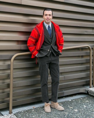 Как носить темно-серый жилет с красной шерстяной курткой-рубашкой: Несмотря на то, что это довольно выдержанный образ, дуэт красной шерстяной куртки-рубашки и темно-серого жилета всегда будет по вкусу джентльменам, неизменно покоряя при этом сердца прекрасных дам. Чтобы привнести в образ чуточку авантюрности , на ноги можно надеть бежевые замшевые ботинки дезерты.